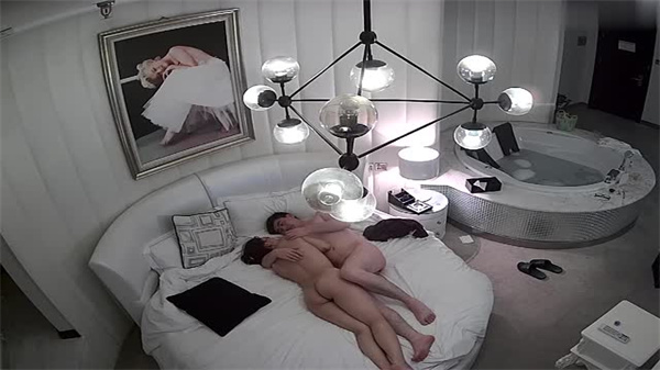 眼镜哥携火辣美女酒店开房，一夜连干三炮高潮迭起！